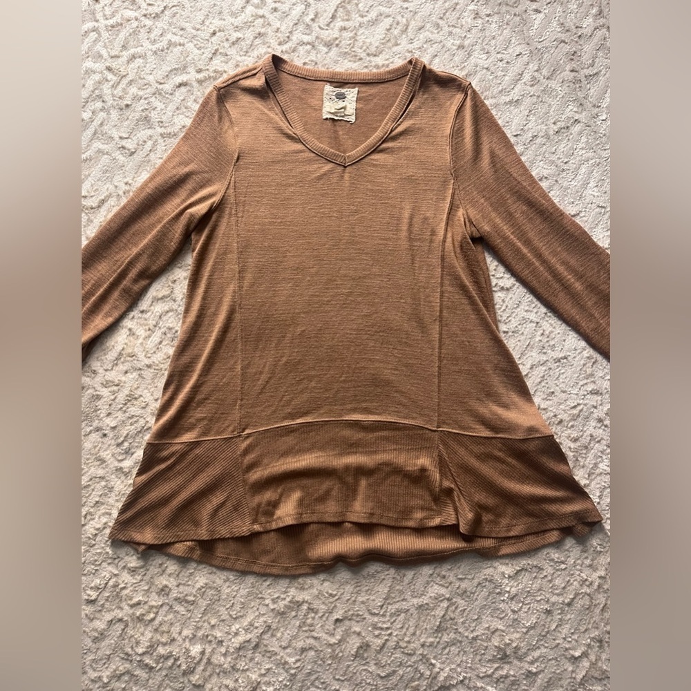 Cupio Tan camel Long Sleeve V-Neck Top ribbed hems large